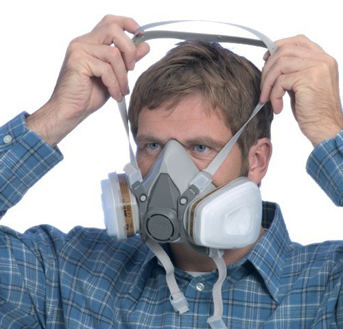 Umieść maskę na ustach i nosie oraz przeciągnij uprząż nagłowną na czubek głowy